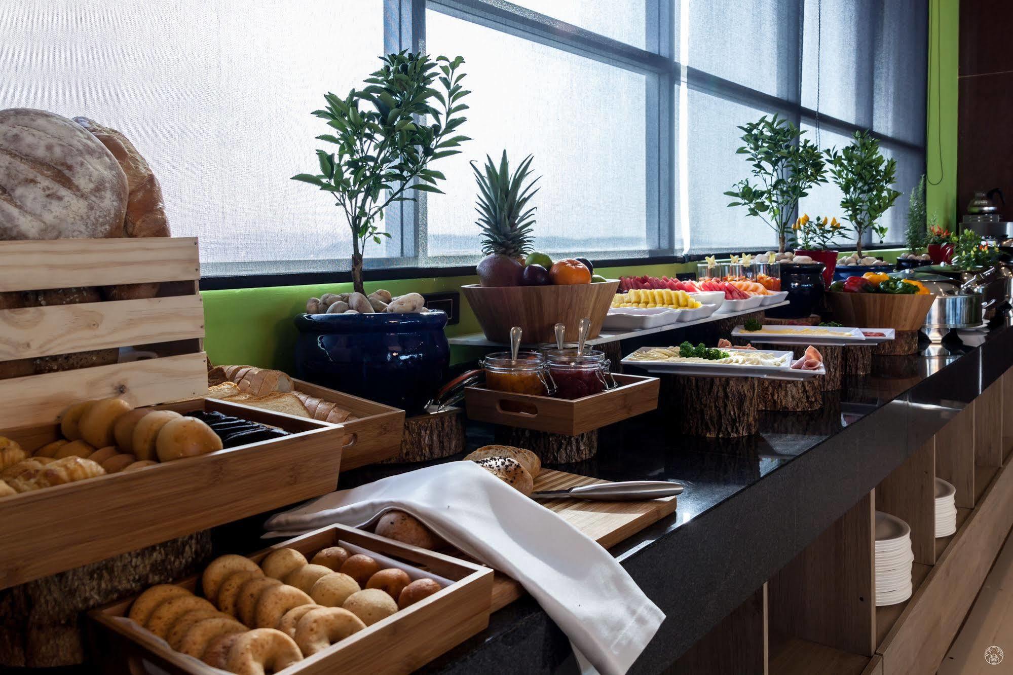 Ghl 콜렉션 바랑키야 호텔 외부 사진 A buffet at a hotel
