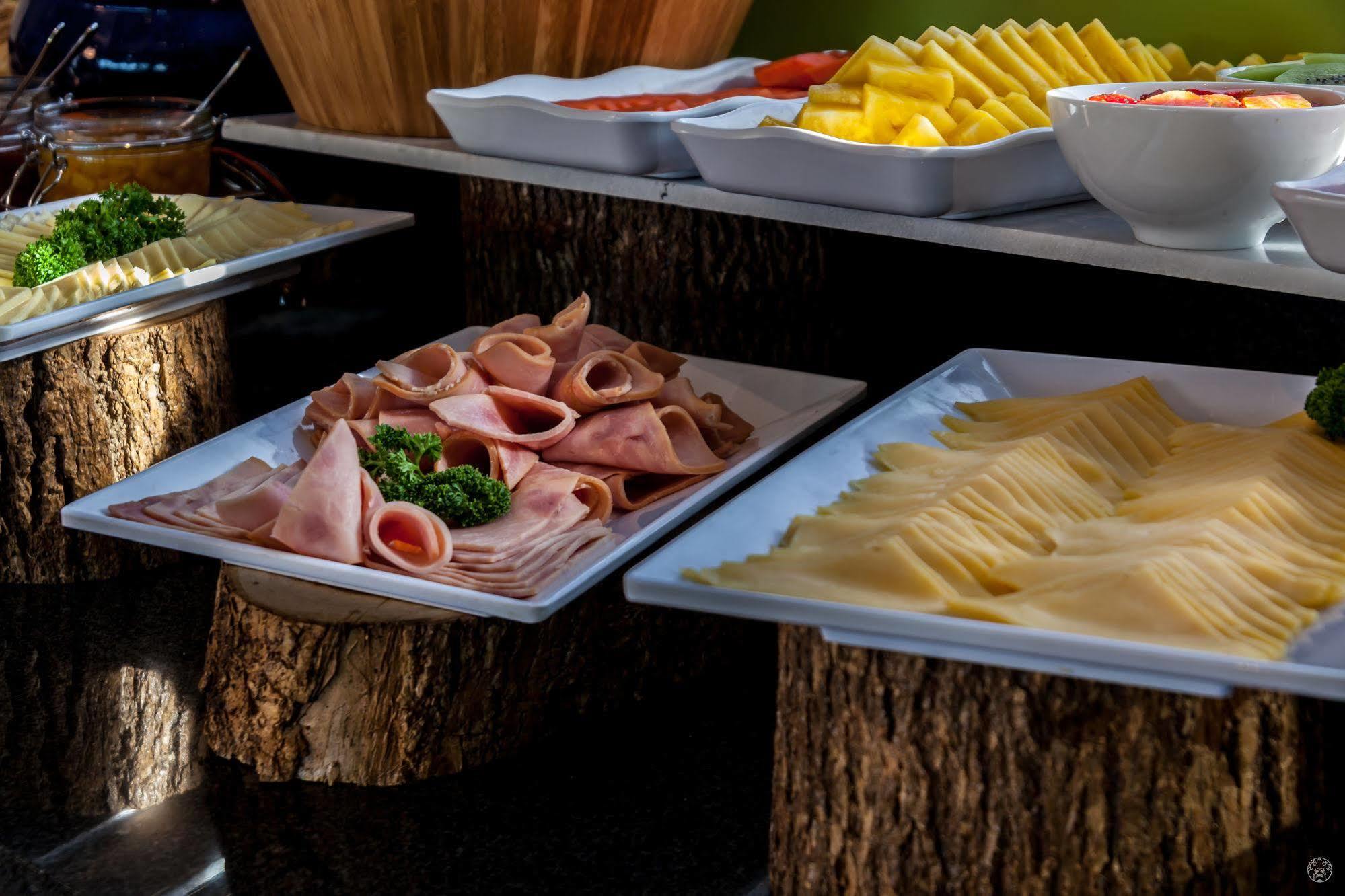 Ghl 콜렉션 바랑키야 호텔 외부 사진 A buffet with ham and cheese
